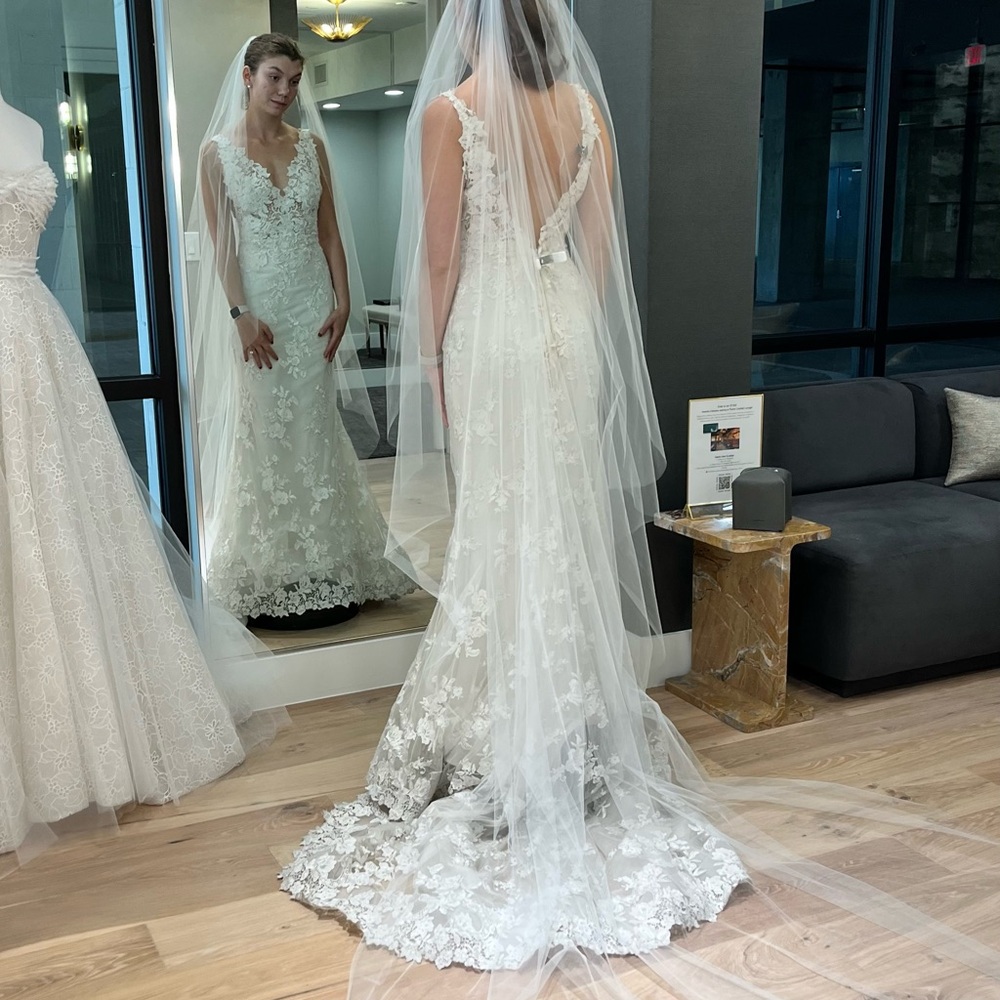 Brand new Lace v-neck wedding dress!!! Never worn beautiful couture dress!